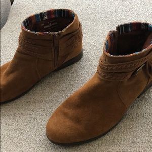 Minnetonka Brown Suede Booties